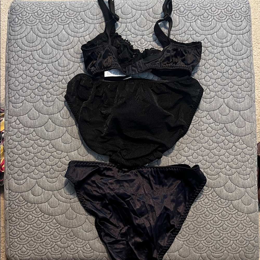 Vassarette Black Lace Lingerie Set - Picture 2 of 3